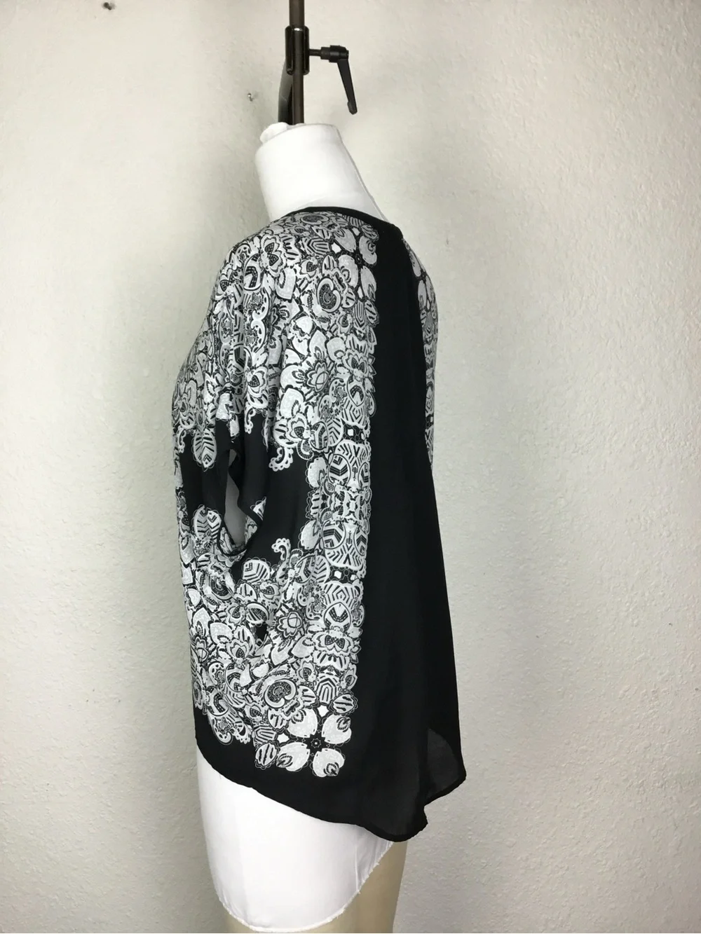 Black and White Lace-Print Short Sleeve Top - Picture 5 of 7